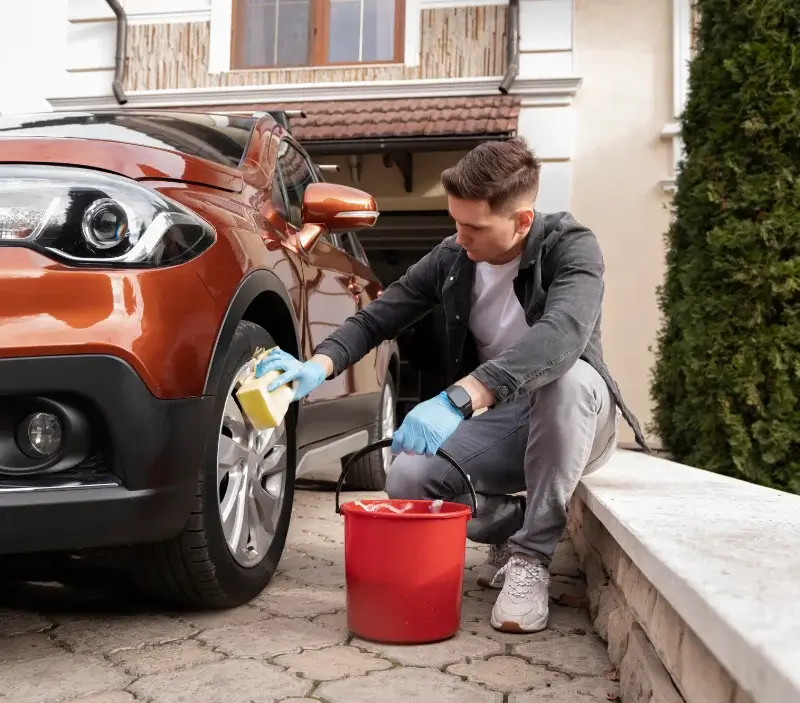 Lavage auto à domicile Miserey-Salines : professionnel intervenant sur un véhicule